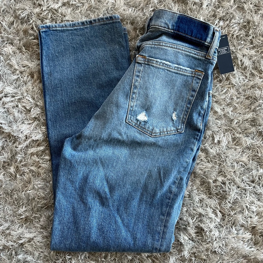 NEW!!! A&F Vintage Stretch Denim

Ultra High Rise 90s Straight Jean - Picture 2 of 7